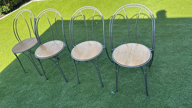 Juego de 4 sillas de metal y madera