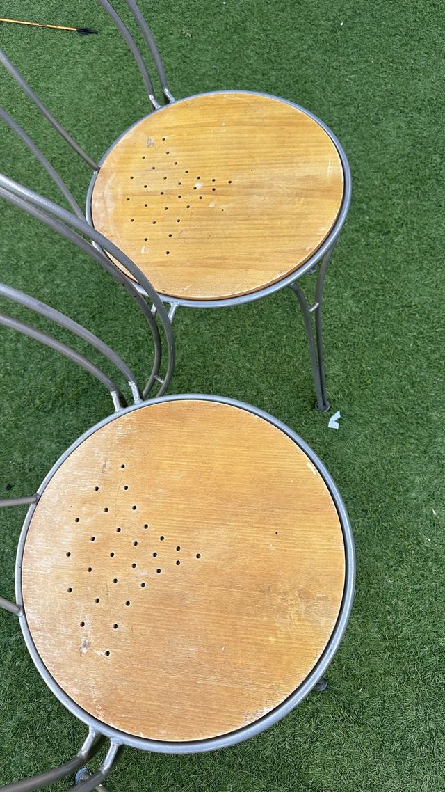 Juego de 4 sillas de metal y madera