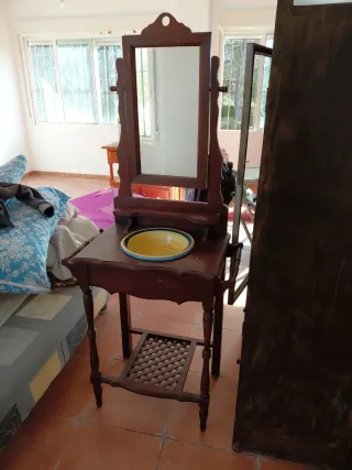 Lavadero antiguo de madera con espejo