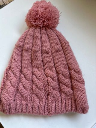 Gorro rosa de lana con pompón
