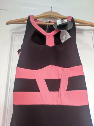 Vestidocon etiqueta fabricado en España