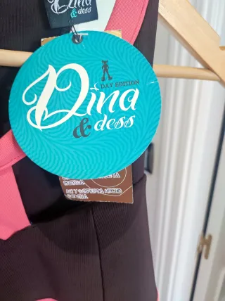 Vestidocon etiqueta fabricado en España