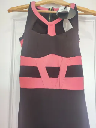 Vestidocon etiqueta fabricado en España