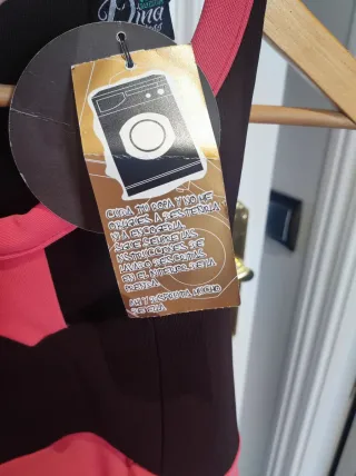 Vestidocon etiqueta fabricado en España