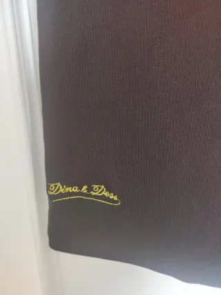 Vestidocon etiqueta fabricado en España