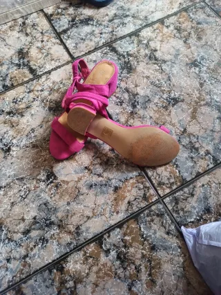 Sandalias fucsia con tiras