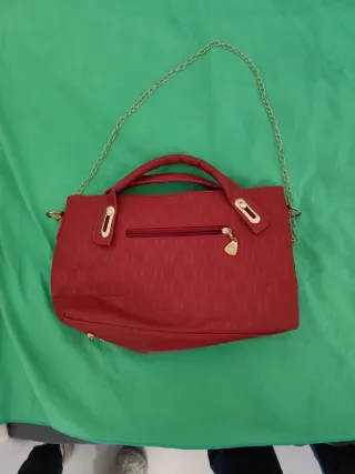 Cartera Roja con Cadena Dorada