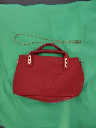 Cartera Roja con Cadena Dorada