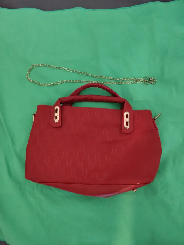 Cartera Roja con Cadena Dorada