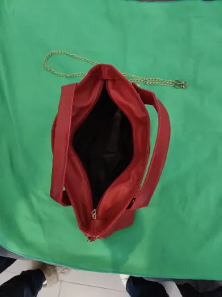 Cartera Roja con Cadena Dorada