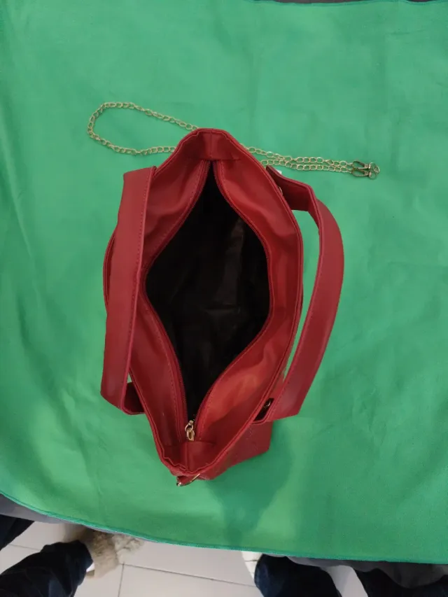 Cartera Roja con Cadena Dorada