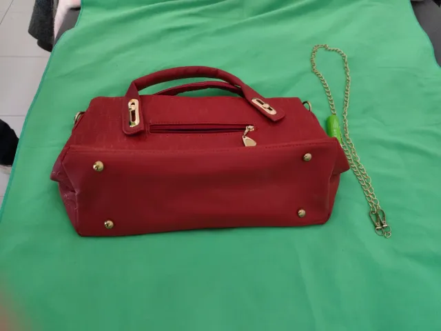 Cartera Roja con Cadena Dorada
