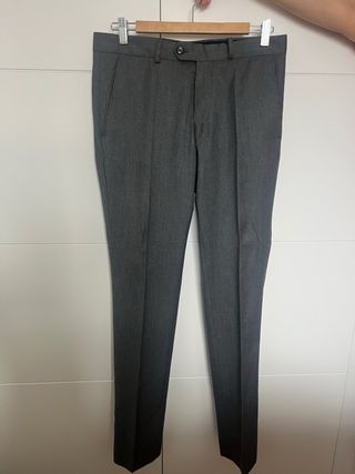 Traje Zara Gris con Pañuelo Rojo