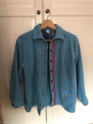 Sudadera azul con botones