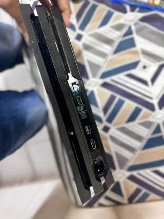 PS4 Pro 1TB + 2 Mandos