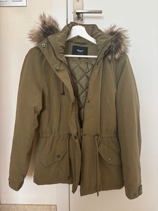 Chaqueta Only verde militar con capucha
