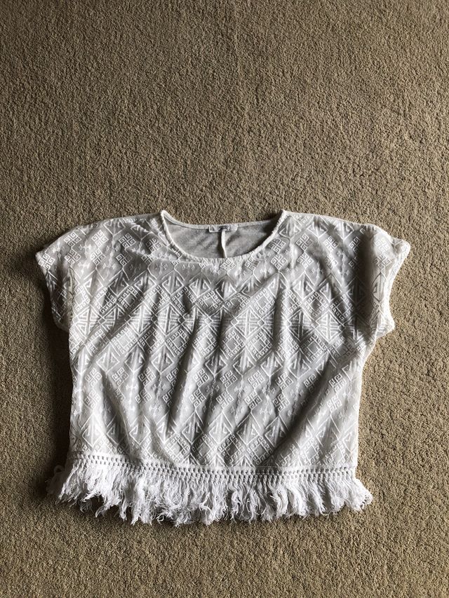 Blusa blanca de encaje con flecos