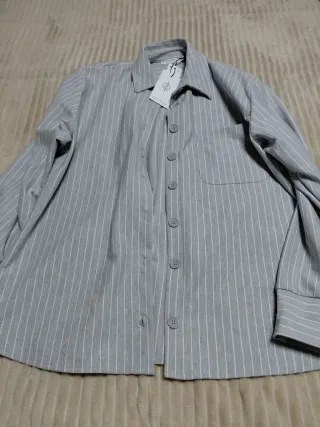 Camisa de rayas gris y blanca