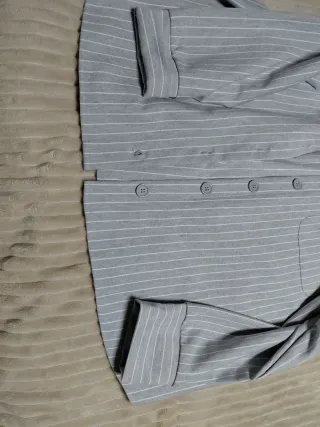 Camisa de rayas gris y blanca