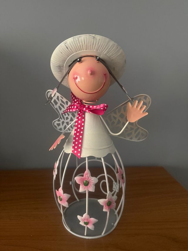 Muñeca de metal decorativa