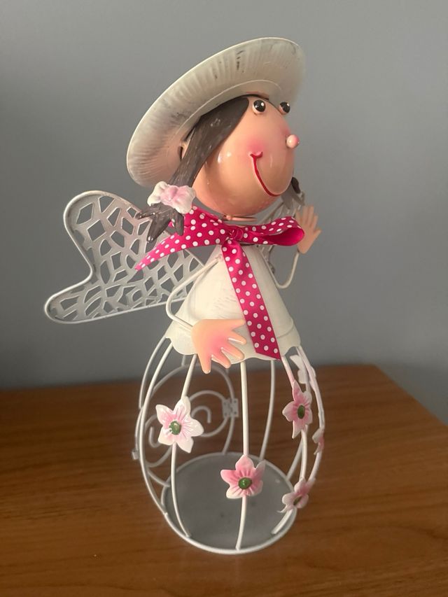 Muñeca de metal decorativa