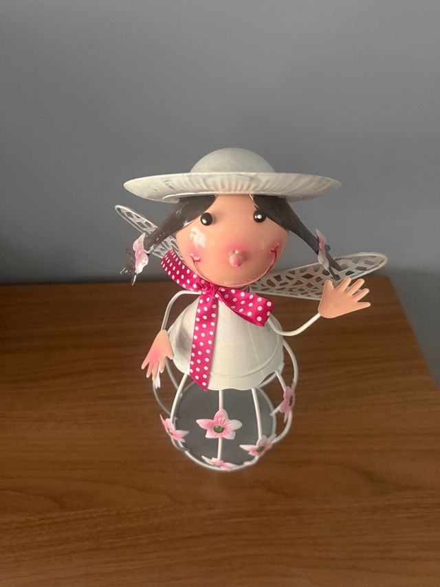 Muñeca de metal decorativa