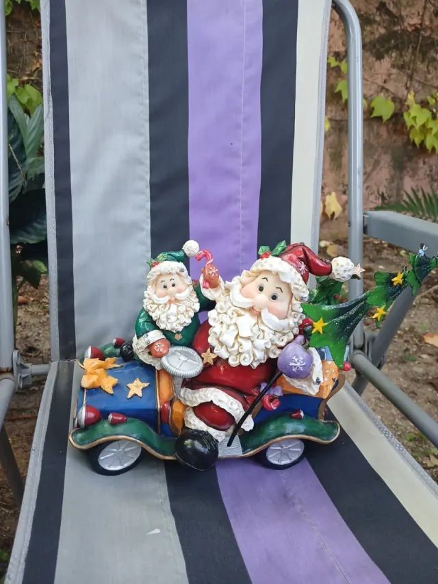 Figura Papá Noel en Coche Navideño