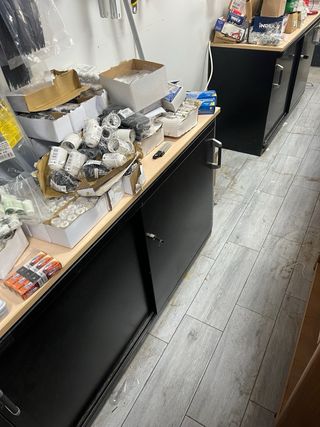 3 Armadietti da ufficio e 3 cassettiere.