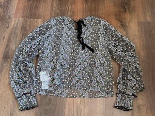 Blusa con encaje floral