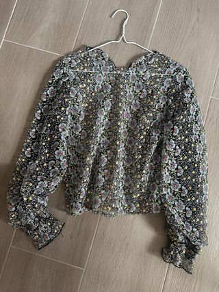 Blusa con encaje floral