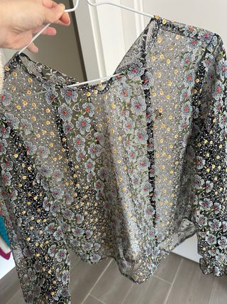 Blusa con encaje floral