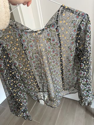 Blusa con encaje floral