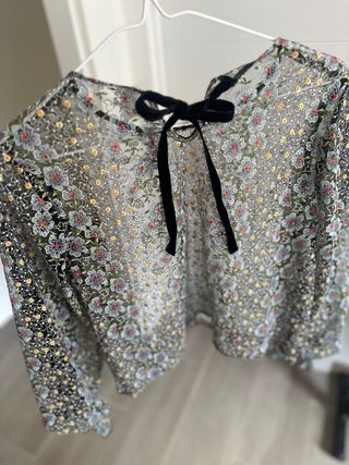 Blusa con encaje floral