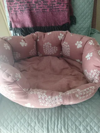 Cama para perro/gato rosa con huellas