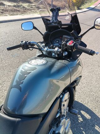 Moto CBF 600 S gris con maleta