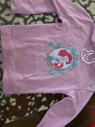 Sudadera rosa con estampado de Ariel