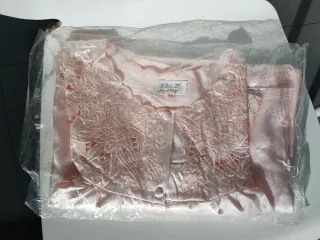 Camisón de raso rosa con bordados