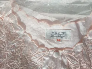 Camisón de raso rosa con bordados