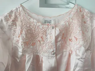 Camisón de raso rosa con bordados