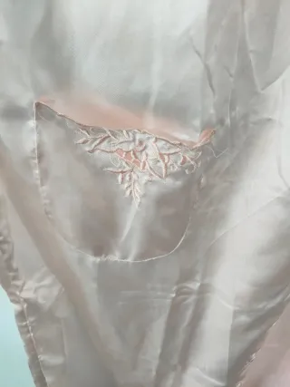 Camisón de raso rosa con bordados