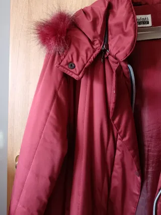 Cappotto lungo rosso con cappuccio