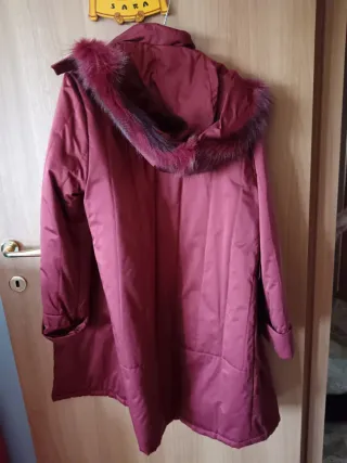 Cappotto lungo rosso con cappuccio