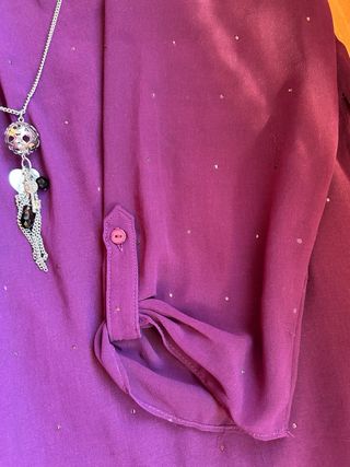 Blusa C&A Morada con Detalles Plateados y Collar