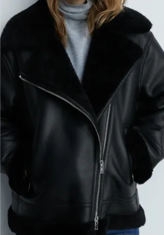 Cazadora negra efecto piel con borreguito