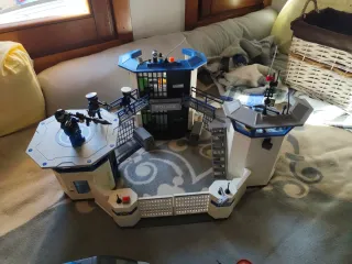 Estación de Policía Playmobil con Vehículo