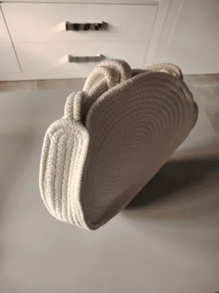 Bolso redondo de cuerda beige