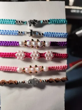 Pulseras hechas a mano con dijes