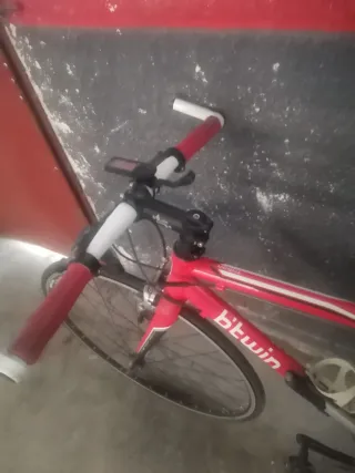 Bicicleta de carretera Btwin roja