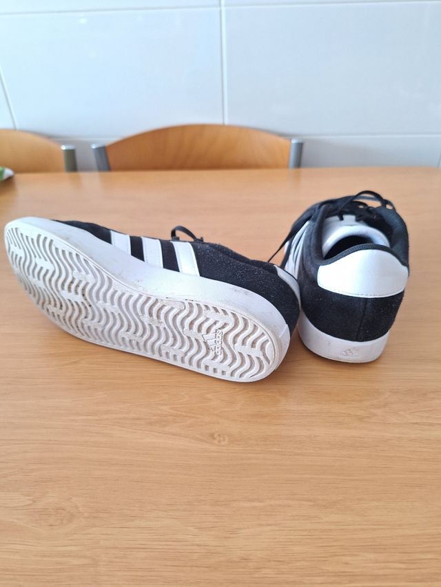 Zapatillas Adidas Talla 38.5 Negras y Blancas