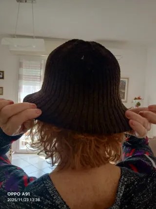 Cappellino marrone in velluto lavorato a maglia